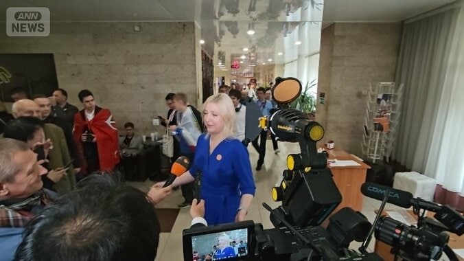 党大会でインタビューを受けるドゥンツォワ氏