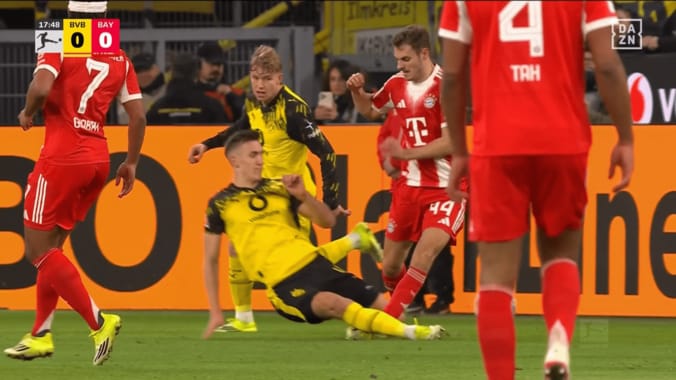 「Jリーグなら退場かも…」超危険な“足裏タックル”で足首ぐにゃり…ドイツ伝統の一戦で物議ジャッジ「危なすぎる」「これでイエロー？」 4枚目