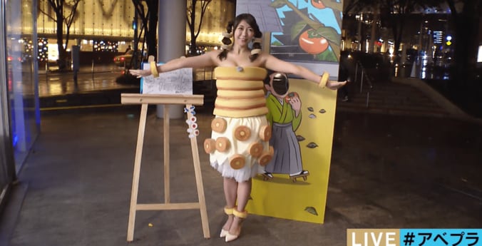 美人気象予報士、胸元セクシーなバウムクーヘン・コスプレで視聴者を魅了 2枚目