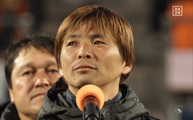 涙ながらに挨拶する乾貴士