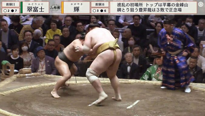 【写真・画像】まるで闘牛士のようだ…華麗な腕さばきで“突進してくる”巨漢力士を制す小兵 ド派手な幕切れに拍手喝采　1枚目