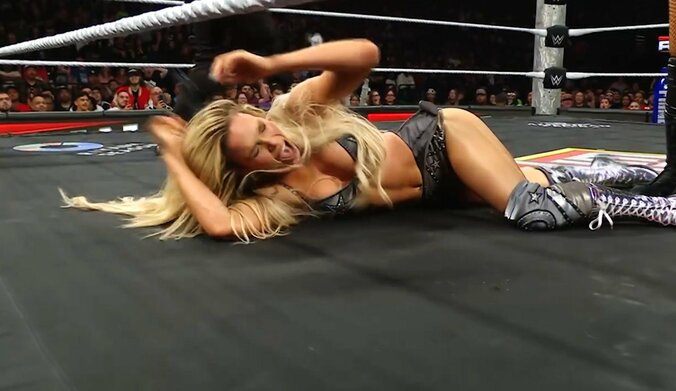 ベッキー・リンチの暴挙に騒然