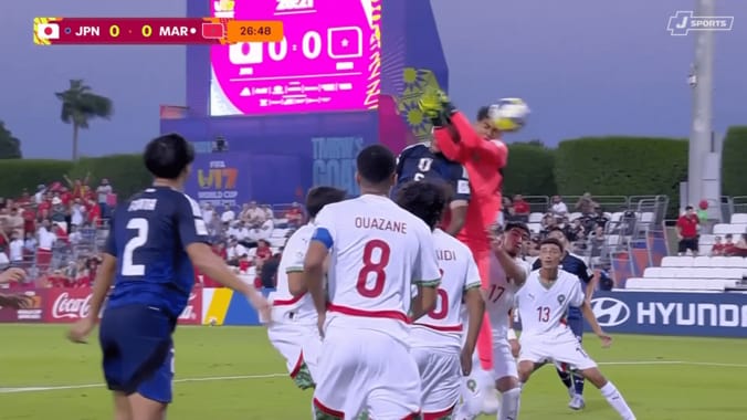 “疑惑の判定”に騒然…U-17日本代表の先制点が取り消し「キャッチミスやん」「正当なヘディング」16歳鹿島DFの豪快弾が幻に 4枚目