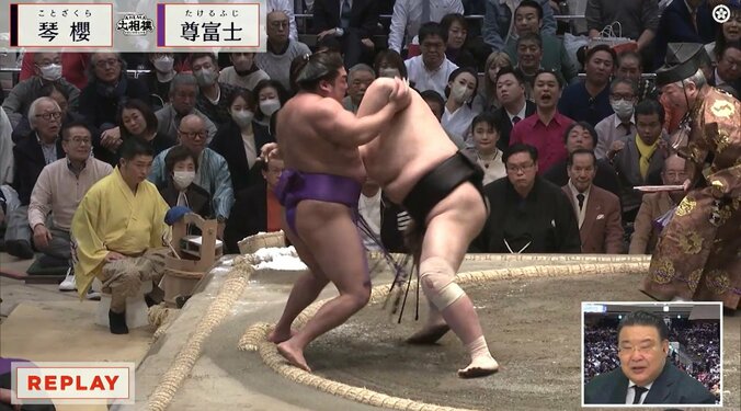 片手一本で吹っ飛んでいく琴櫻