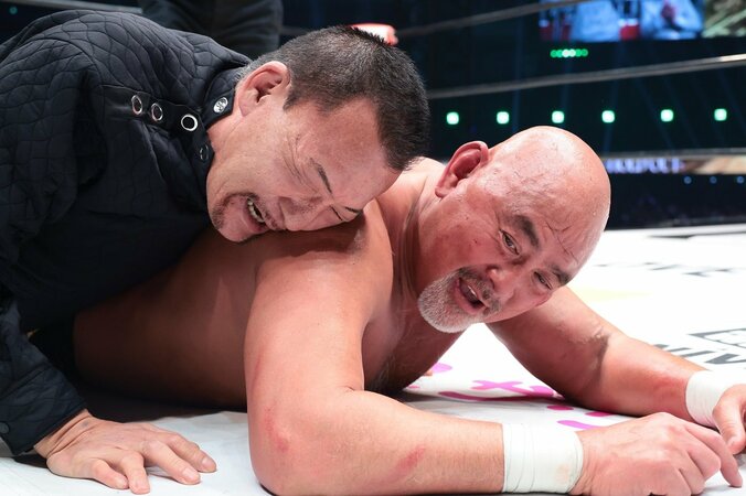 武藤敬司、惜別のラブポーズで39年の現役生活に幕 内藤哲也、蝶野正洋との濃密な一騎打ち 3枚目