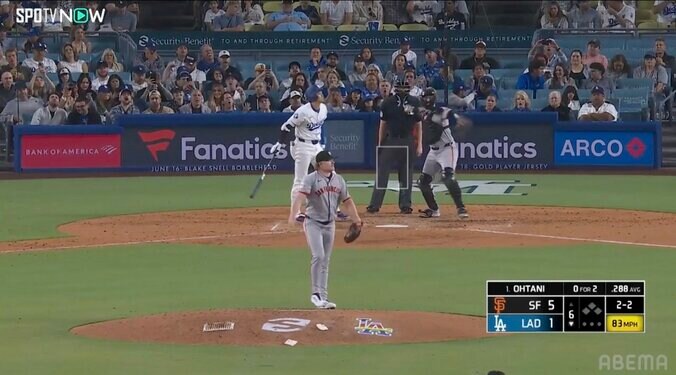 バットを放り投げそうになる様子も