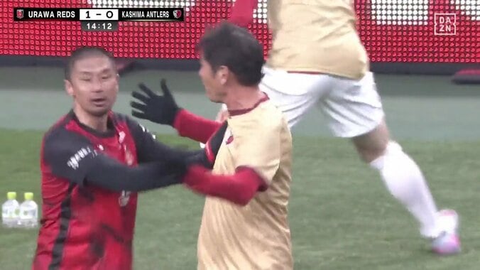 「ブーイングがガチなんよ笑」浦和OBが鹿島OBに弾き飛ばされる→胸をどついて応戦「いちゃついてるな」「面白くていい」一触即発“風”バトルにファン大興奮 5枚目