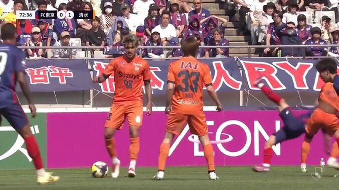 漫画かよ！Jリーグで決まった豪快過ぎる“投げ技”一本「これはいい大腰」「柔道きたな」華麗ななぎ倒しにSNS沸騰 4枚目