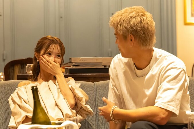 元AKBとの”37秒キス”で話題の格闘家、お泊まりした小悪魔AgeHaモデルをベッドで抱き寄せキス 4枚目