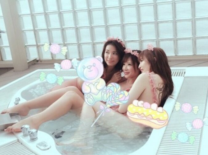 森下悠里＆手島優＆戸田れいのセクシーすぎる入浴写真 「3人で絡みまくっちゃったよ」　 1枚目