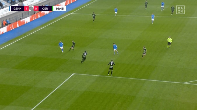 ファウルすれすれ！伊東純也の“ハイ・トラップ”が話題「よく収めて繋いだ」先制点の起点になったアクロバティック美技 5枚目