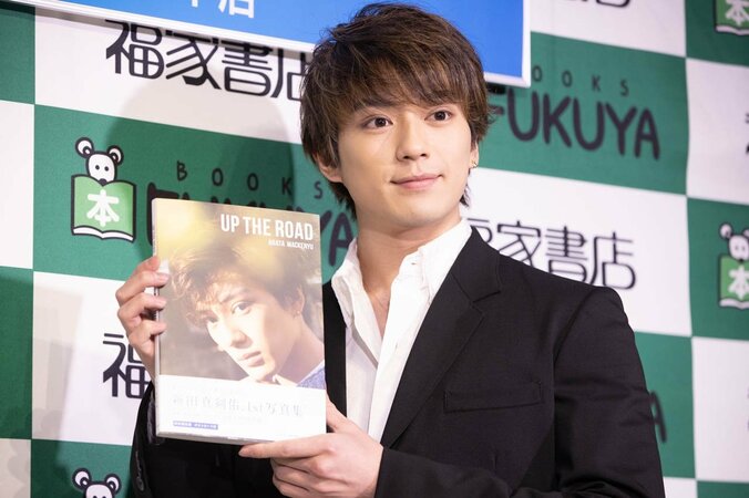 新田真剣佑、ベッドシーン撮影を振り返る「オジサン二人とシーツにくるまってます」 5枚目