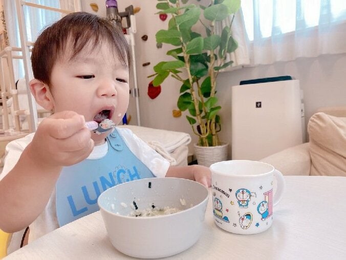 辻希美、必死に食事をする三男の姿「ゆっくりゆっくり日々成長」 1枚目