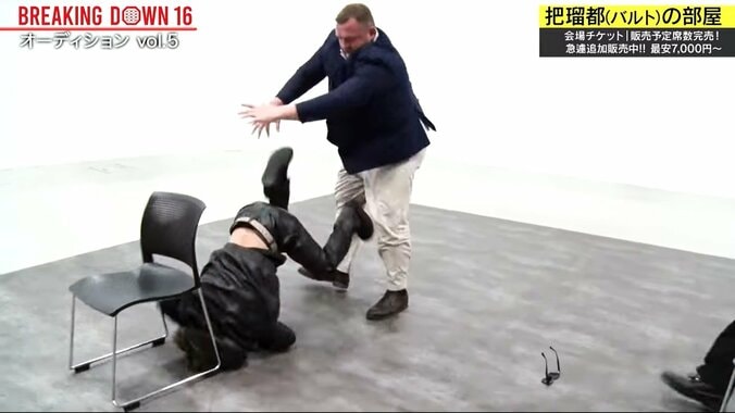 翻弄されるレオ