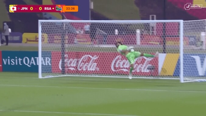 嘘だろ！？ U-17日本代表GKの“超反応セーブ”が話題「将来はフル代表に」「今大会ずっと凄い」至近距離シュートを海老反りで弾いた瞬間 4枚目