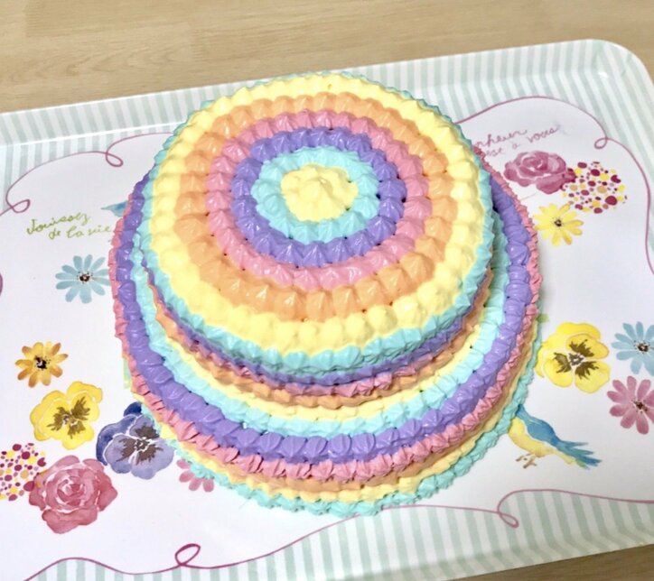 石黒彩、長女の19歳誕生日にケーキを手作り「リクエストでレインボー」