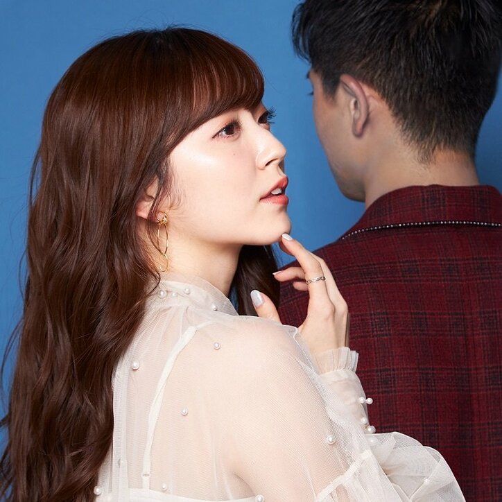 ハリセンボン近藤春菜、初公開の本格“キス顔”に視聴者反響 『ドラ恋』スタジオメンバーのキービジュアル風写真解禁