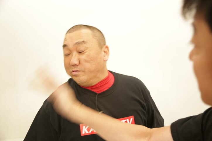 Wikipedia「不倫」イメージ画像に“新幹線手つなぎショット”を追加