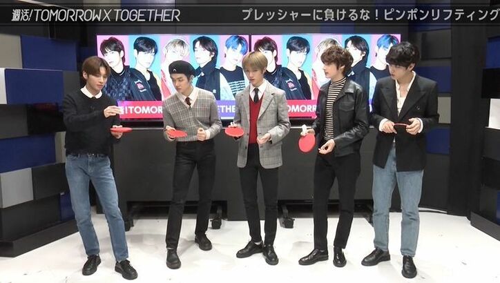 口にクリームをつけモグモグ！TOMORROW X TOGETHER、高級フルーツサンドが美味しすぎて大興奮