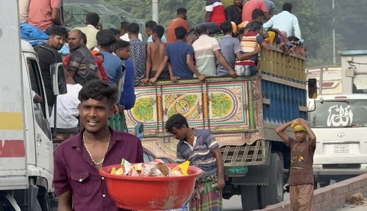 【写真・画像】銃を持った軍人が出動「撮影禁止だ!」南アジアの渋滞に、日本人ディレクターが驚愕「横のバスは麻薬の売人でした」 5枚目
