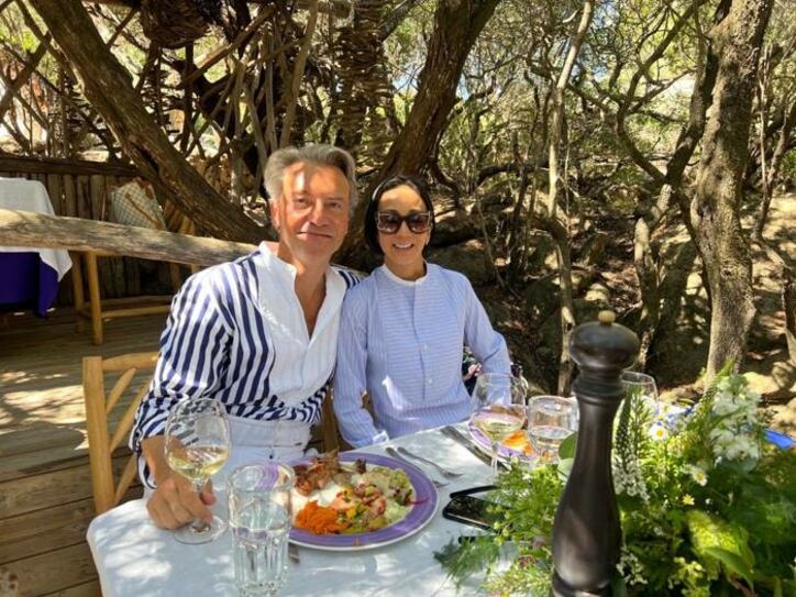  中村江里子、海岸のレストランでの夫との2ショットを公開「とにかく話が尽きない」 