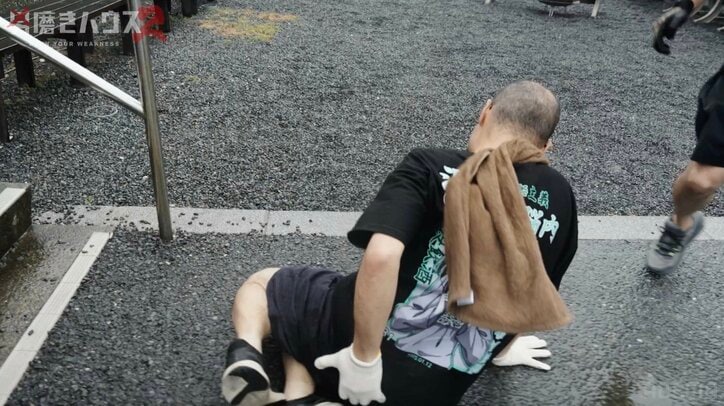 【写真・画像】“118kg→65kg”元子供部屋おじさん、雨の中で起きた“珍シーン”に視聴者「これ痛い」「だいぶ滑った」　2枚目