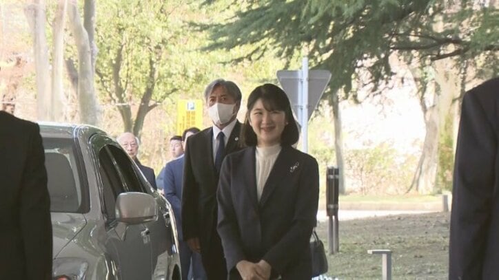 福島県庁に到着した天皇ご一家