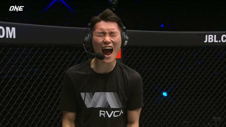 悶絶ボディで衝撃KO！ 勝者が想定外の大号泣で「泣きすぎだろお前w」放送席から思わずツッコミ