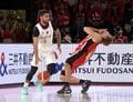 「何てことするねん！」日本代表SGが“顎に膝蹴り”の被害…「荒すぎるよ」カタール選手とHCがダブル退場で騒然【バスケW杯予選】