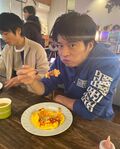 田中圭、オムライスは真ん中から食べる派？ もぐもぐショットに「可愛い」の声