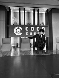 中村倫也、立っているだけで絵になる『恋あた』オフショット 「胸ギュン」「心臓止まりそう」の声