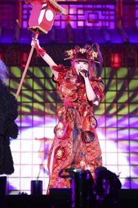 叶姉妹、きゃりーぱみゅぱみゅライブ鑑賞中の衣装が話題に「ゴ・ゴ・ゴージャス！！！」