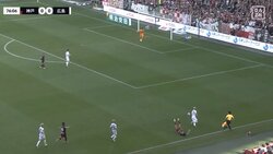 「正気か？」「本当に意味わからん」元日本代表・武藤は地面を叩いて猛抗議、スタンドからはブーイング！ 広島・佐々木翔が神戸・武藤嘉紀を吹っ飛ばしても“ノーファウル”の瞬間　ファンは非難囂囂も熱いフィジカルバトルに「別格」「プレミアリーグ並み」と大興奮