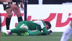 「出血してる…」Jリーグで“肘が顔面直撃”の危険シーン「エリソンも福井も大丈夫か？」「事故とはいえダメ」「目元が切れてる」ファン騒然の瞬間