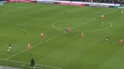 「正確なパス！」日本代表DF、オフサイドギリギリの圧巻ロングパスでゴラッソ演出！今季リーグ2アシスト目を記録