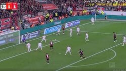 ウソでしょ…！？ 20歳の天才MF、脳がバグる“衝撃の股抜き2連発”「神業すぎる」「バケモンかよ」1人で相手守備陣を破壊する“スーパーアシスト”