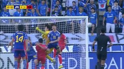 「吹っ飛んだぞ！」「大丈夫か？」空中戦で激しいクラッシュ！ゴール前の競り合いでGKのジャンピングパンチが直撃した瞬間「どっちも勇気持って飛び出した」