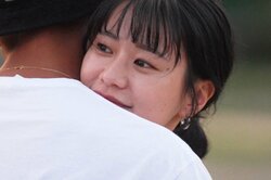 20歳新人セクシー女優「心臓の音が聞こえる」年上イケメン社長と40秒の長いハグ