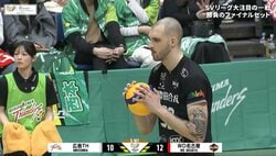 男子バレー、サーブ"大暴投"に名手もガックシの珍事 「やや力んだんでしょうか…」放送席も困惑