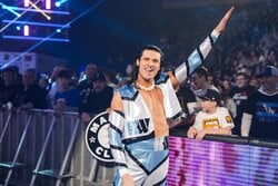 「新感覚」“超イケメン”イギリス人レスラーの新入場曲が大バズり！「クセになる」個性的すぎるエントランスにファン大興奮