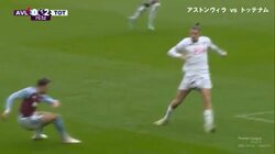 「これは痛ぇ」「見てられん！」至近距離から股間にズドン！スタジアム中がどよめく“超激痛”金的クラッシュ！モロに急所直撃で大悶絶の瞬間「観客の声で笑うわ」