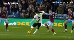 スタジアム騒然！「上手すぎる」「素晴らしい！」 リバプール遠藤航が超絶ボールタッチ→強烈な弾丸シュートを炸裂した瞬間　ゴール左下隅を狙った鋭い一撃