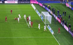 「相手はお手上げだ」鈴木彩艶の“神セーブ”が脚光！「ずば抜けた反応速度」「しっかり枠外に弾いた」ディバラの強烈ヘッド弾を弾いた瞬間