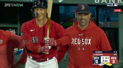 オイオイ、マサ…吉田正尚のバットが“あわや”コーラ監督を直撃！ 直後のやりとりに「すげえ笑ってる」ファンほっこり