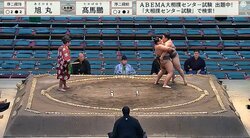 20歳の序二段力士が「超スローで、超きれい」なうっちゃり炸裂！ 館内驚きと喝采