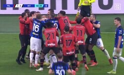 「何やってんだコラッ！」ミラノ・ダービーで“ガチ喧嘩”が勃発！ 取っ組み合いの乱闘→２人にレッドカードが出た一部始終「両成敗か」「いい加減にしろ」