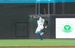 新庄監督を何度も頷かせる、守備で金が取れる… プロ野球界最強レベルの“強肩” 日本ハムの若き主砲・万波中正のエグすぎる“爆肩レーザー”でランナーを刺す瞬間