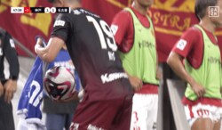 嘘だろ…？ 珍プレー発生！ ボールをタオルで入念に拭く→すっぽ抜けて“ファウルスロー”になった気恥ずかしい瞬間が話題「おもろすぎる」「初瀬劇場」「滑り芸」