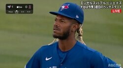 正面の打球をまさかのトンネル、ミスした本人もあ然の表情 「えええ？？？？」「悲しそう」