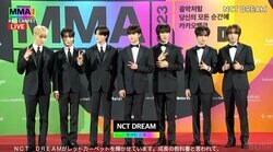 NCT DREAM 初出演の『MMA2023』レッドカーペットでシックな魅力放つ！タキシードへのこだわりとは？